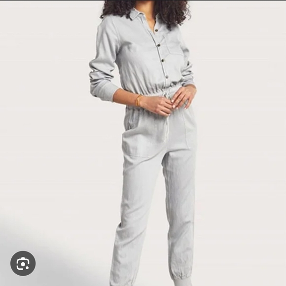 Faherty Arlie Jumpsuit with Modern Minimalist Design - Picture 1 of 10